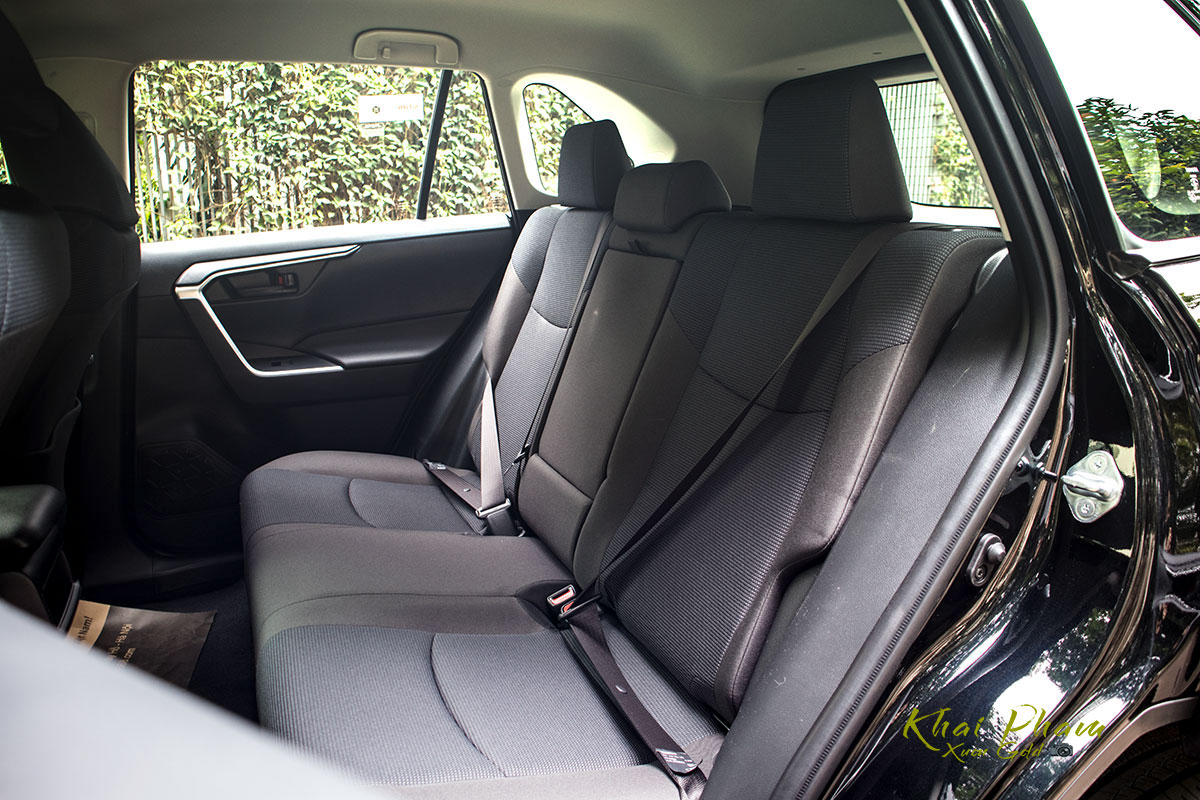Ảnh chụp ghế sau xe Toyota RAV4 2020 