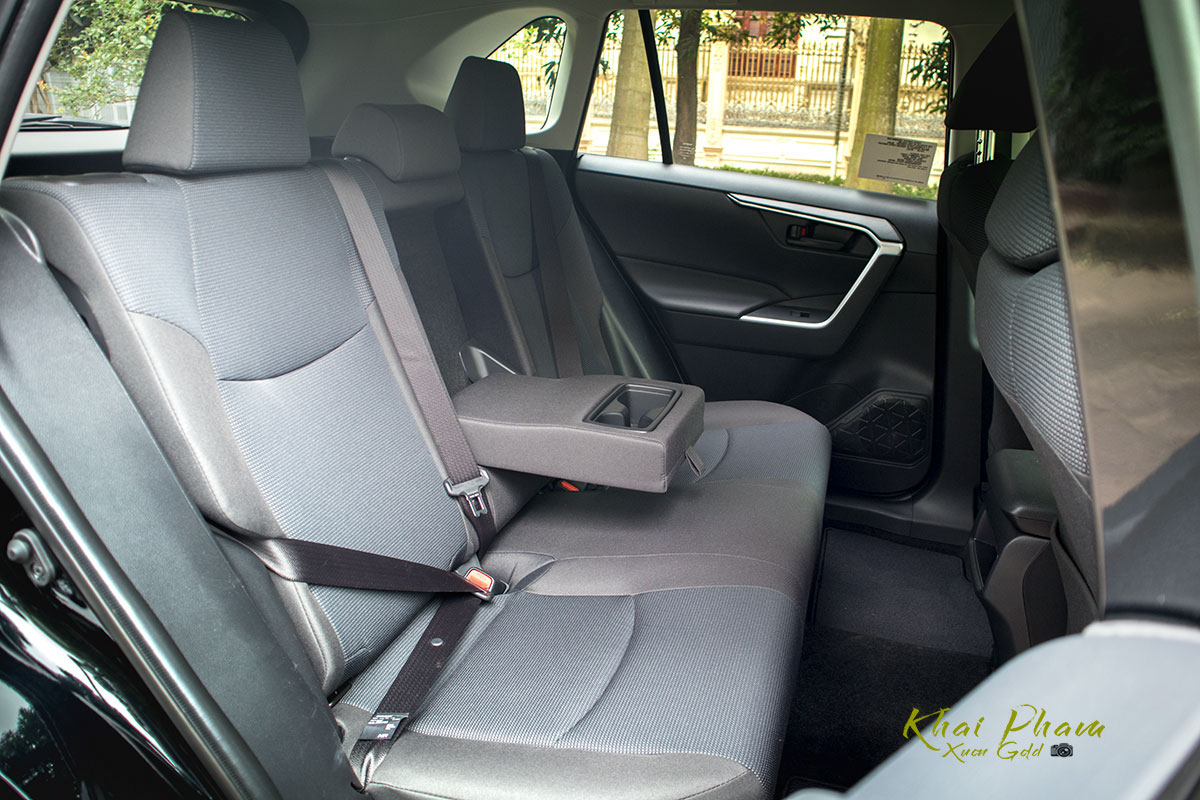 Ảnh chụp ghế sau xe Toyota RAV4 2020 1