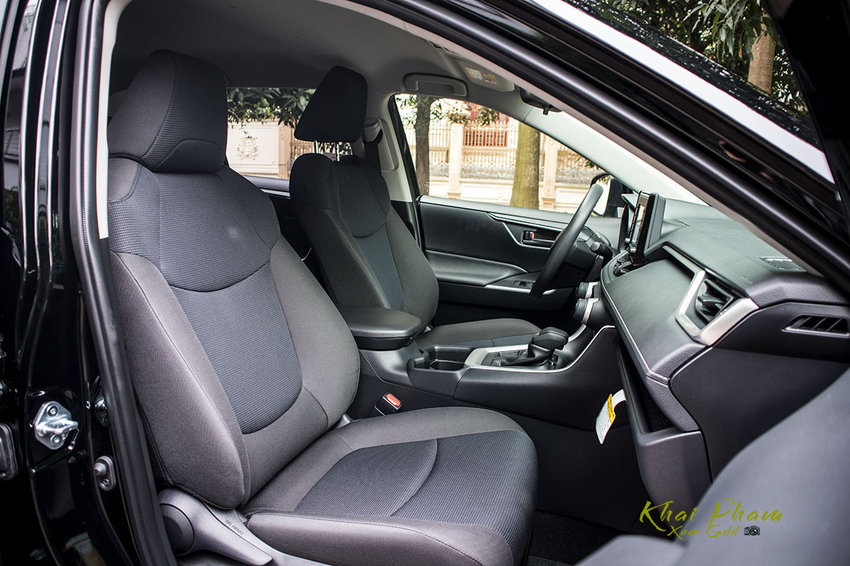 Ảnh chụp ghế phụ xe Toyota RAV4 2020 