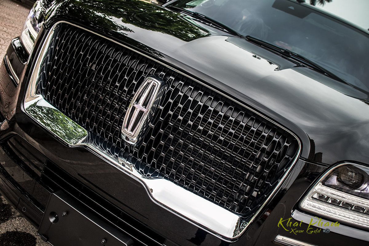 Ảnh lưới tản nhiệt xe Lincoln Navigator L Reserve 2020