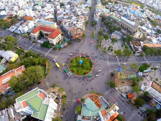 Tài xế chú ý quan sát khi lái xe ô tô ở đường giao nhau Tài xế chú ý quan sát khi lái xe ô tô ở đường giao nhau.