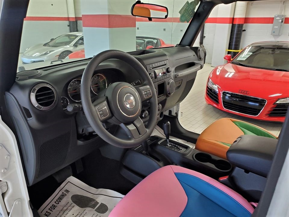 Nội thất bên trong xe Jeep Wrangler 2018 1