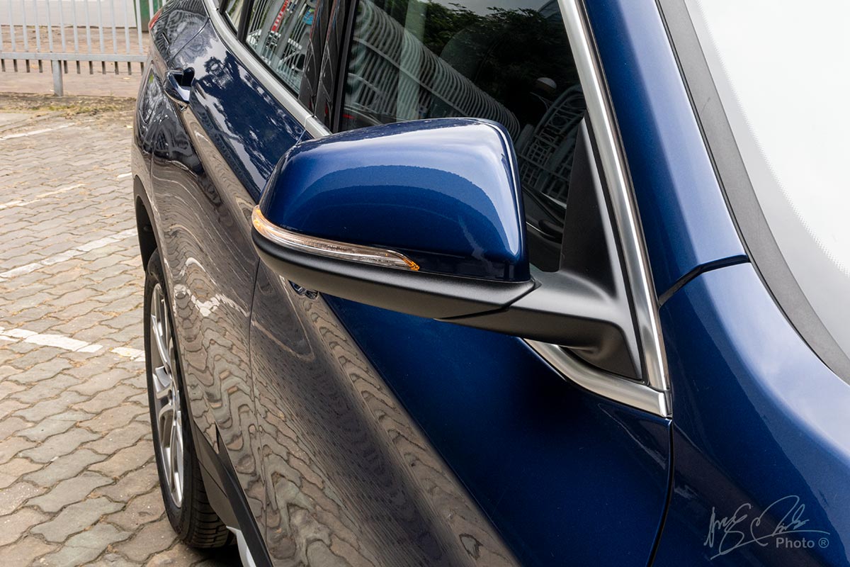 Gương chiếu hậu tích hợp xi nhan LED trên BMW X1 2020.