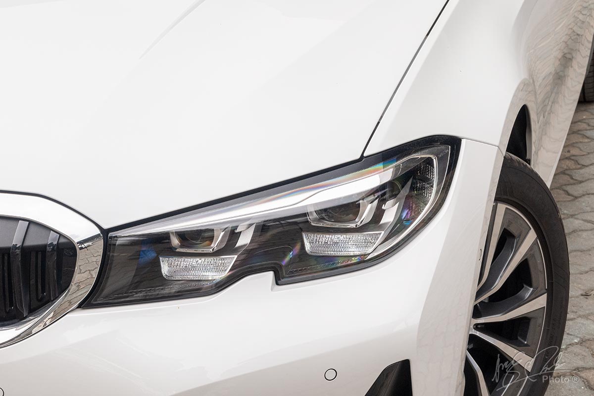 Đèn pha LED thích ứng trên BMW 320i Sport Line.
