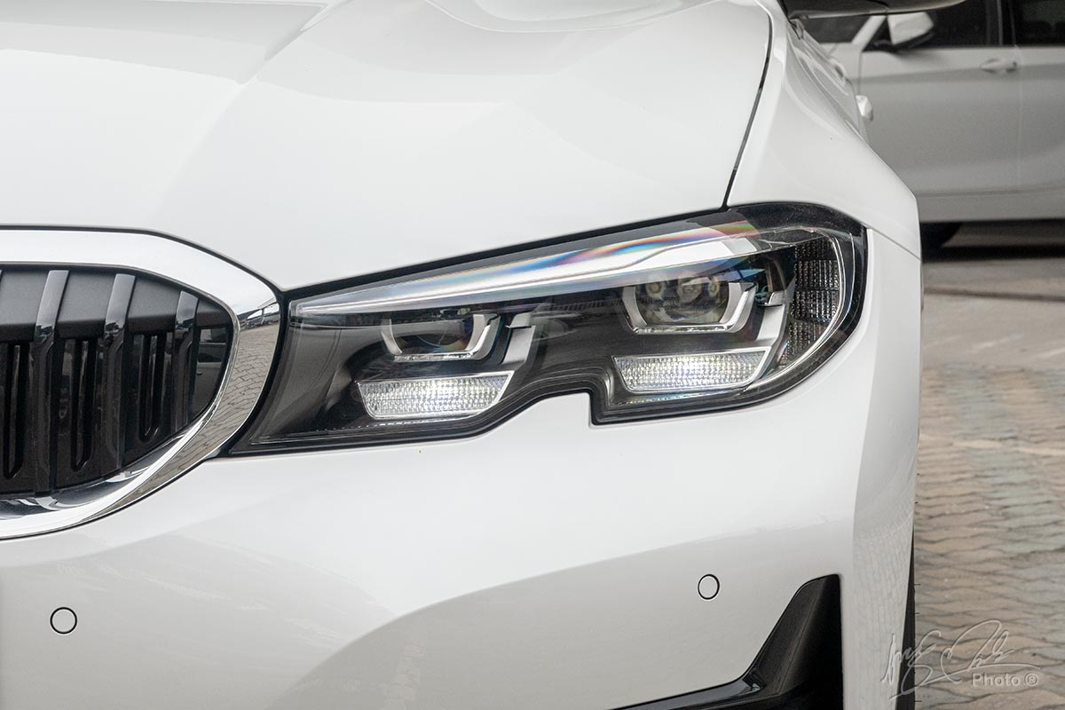 Đèn định vị LED đơn giản trên BMW 320i Sport Line.