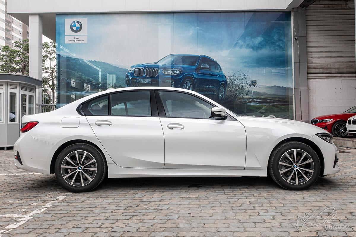 BMW 320i Sport Line được trang bị bộ la-zăng 17 inch 10 chấu đơn.