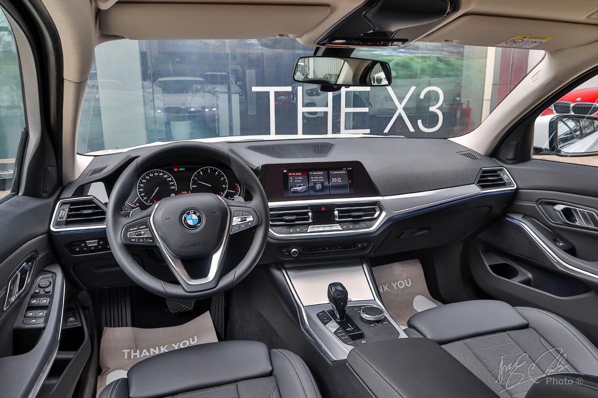 Nội thất của BMW 320i Sport Line.