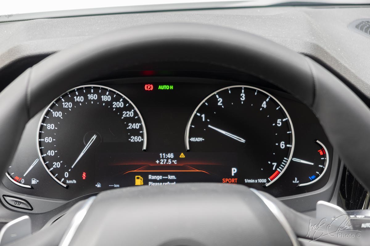 Đồng hồ hiển thị kỹ thuật số trên BMW 320i Sport Line.