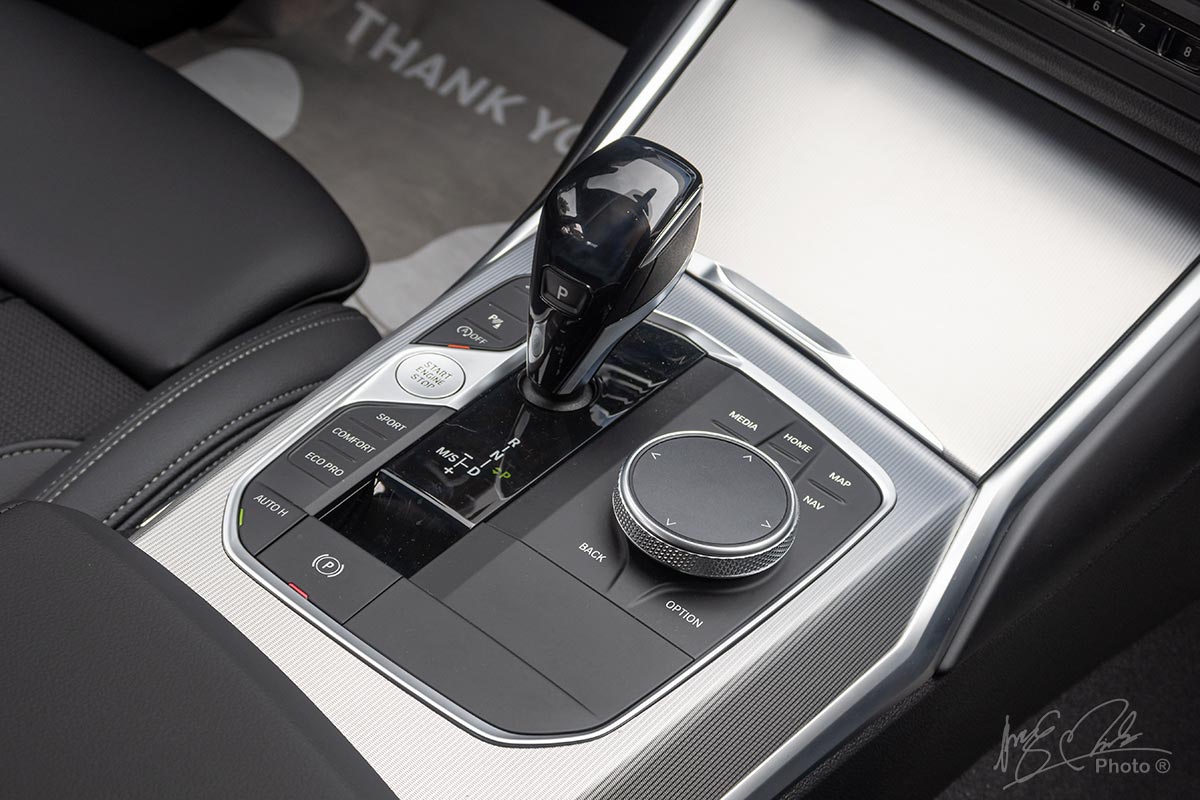 Cụm cần số của BMW 320i Sport Line.