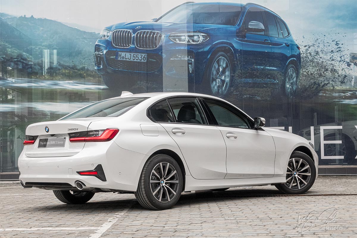 Cụm đèn hậu 3D LED hình chữ L nằm ngang đặc trưng cho dòng BMW 3-Series.