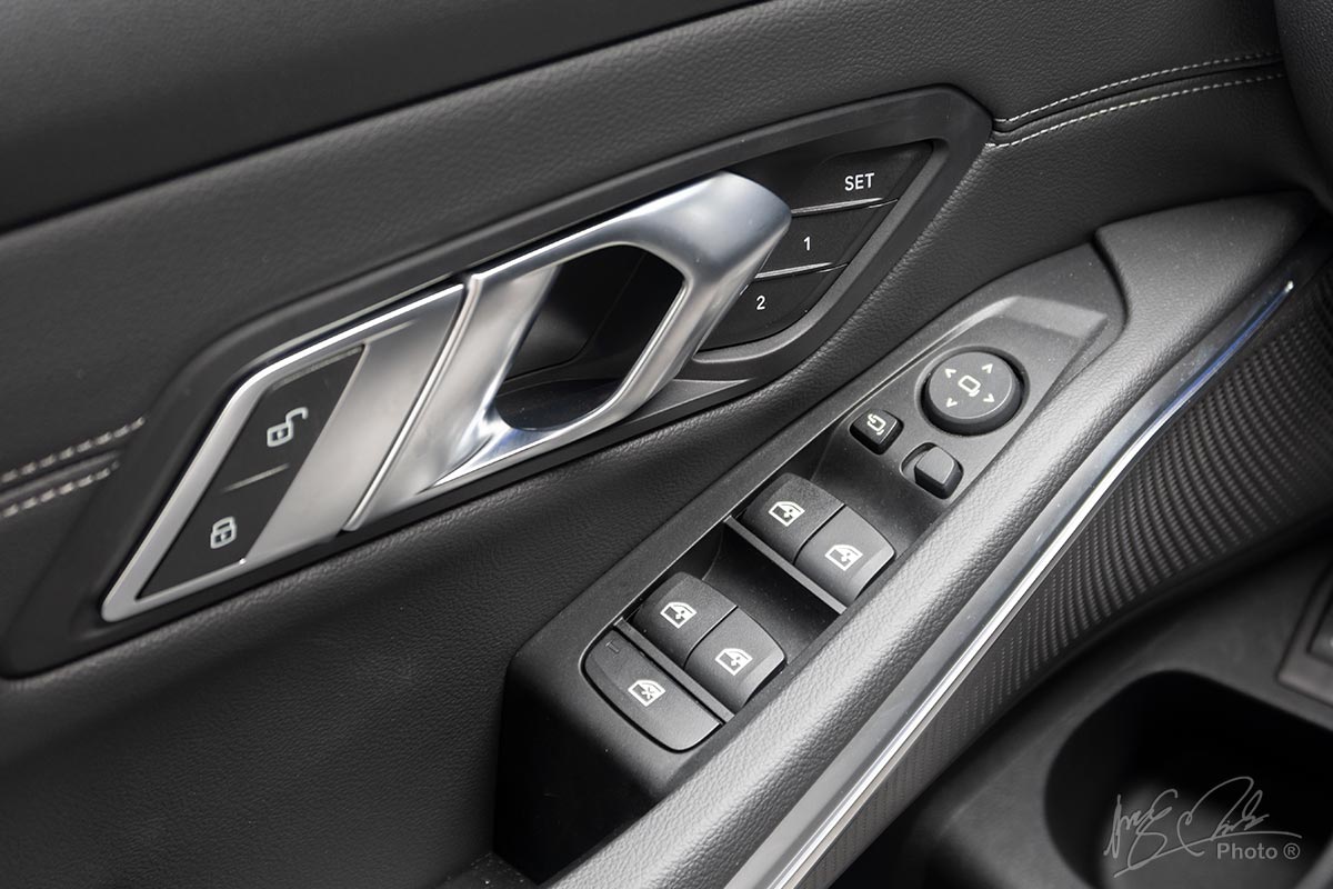 Nhớ ghế lái 2 vị trí trên BMW 320i Sport Line.