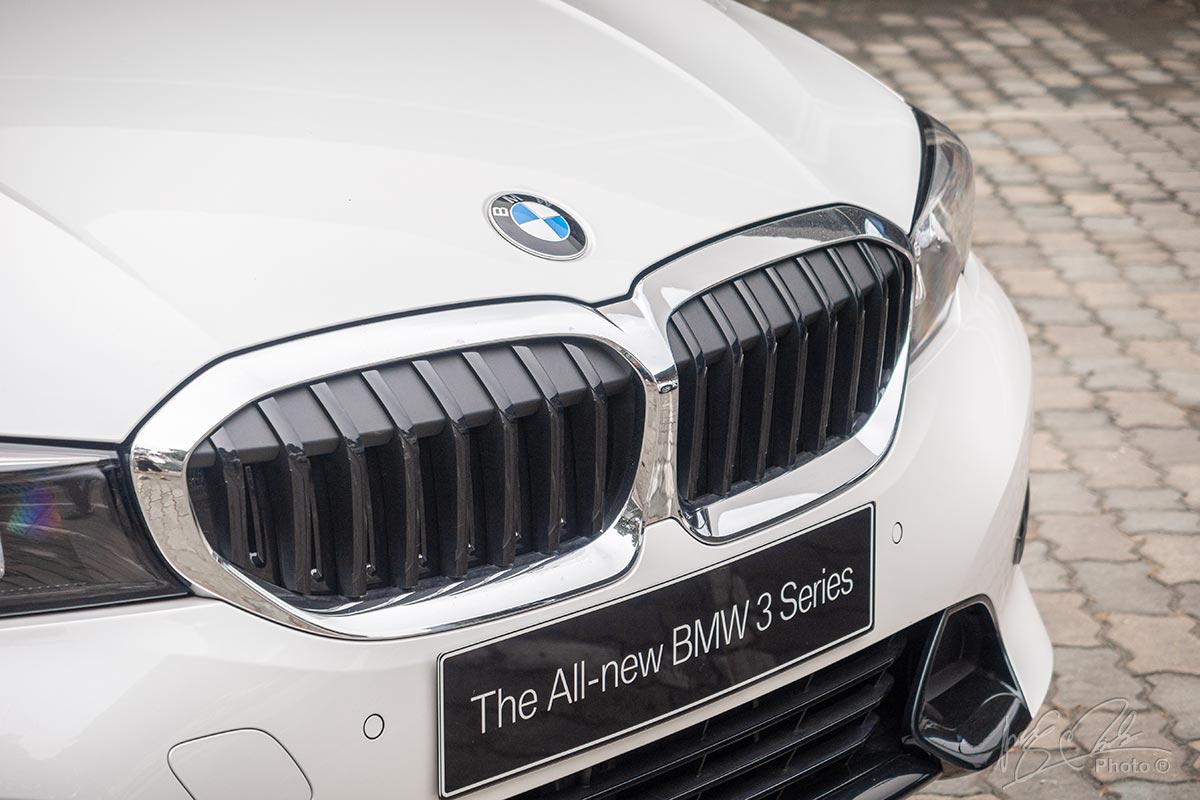 Lưới tản nhiệt đóng mở thích ứng trên BMW 320i Sport Line.