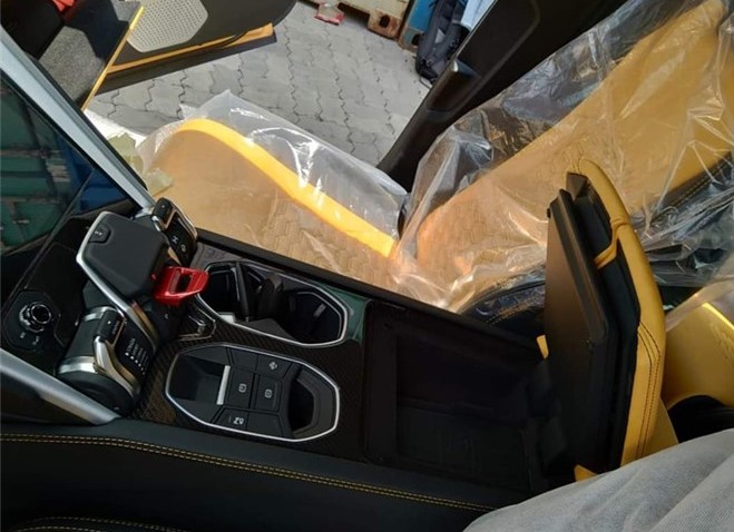 Soi chiếc Lamborghini Urus 4 chỗ đầu tiên vừa khui công tại Việt Nam a12
