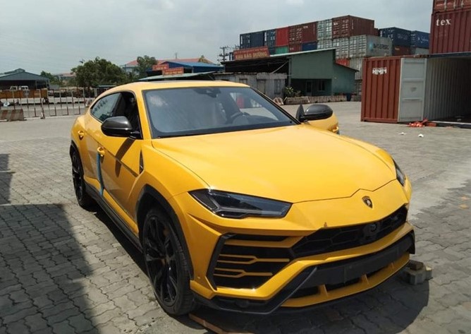 Soi chiếc Lamborghini Urus 4 chỗ đầu tiên vừa khui công tại Việt Nam a1