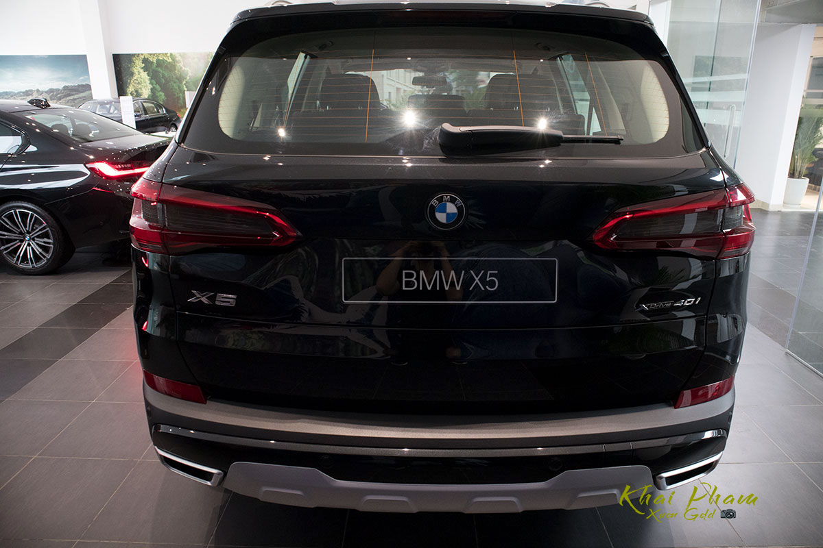 Ảnh chính diện đuôi xe BMW X5 xDrive40i 2020