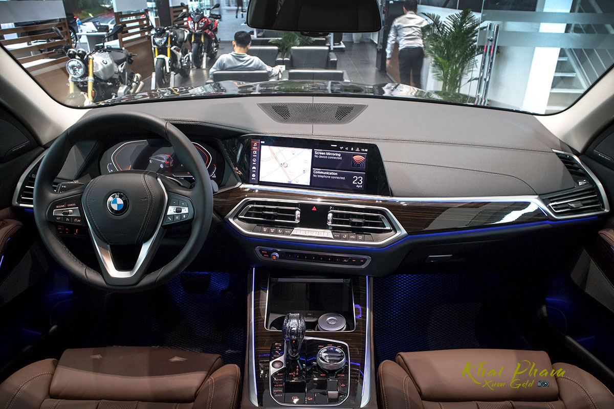 Ảnh chính diện táp-lô xe BMW X5 xDrive40i 2020
