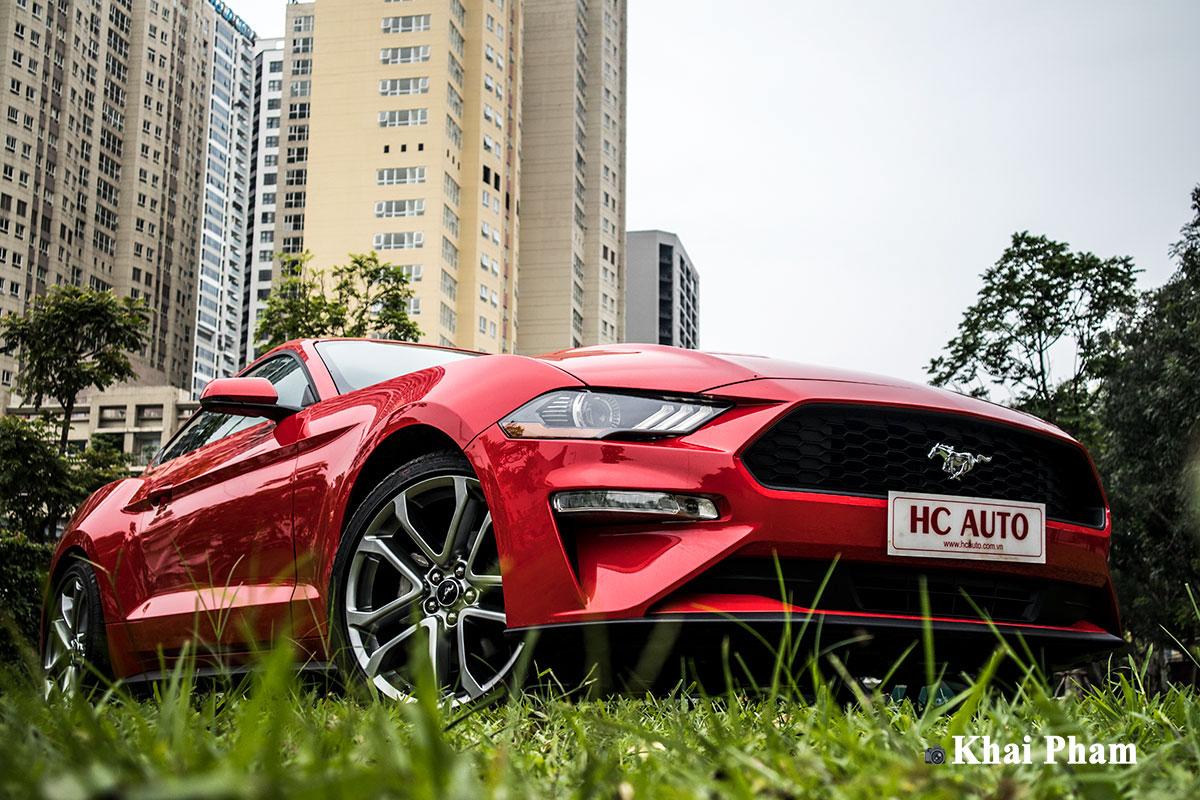 Ảnh trước xe Ford Mustang 2020 đỏ