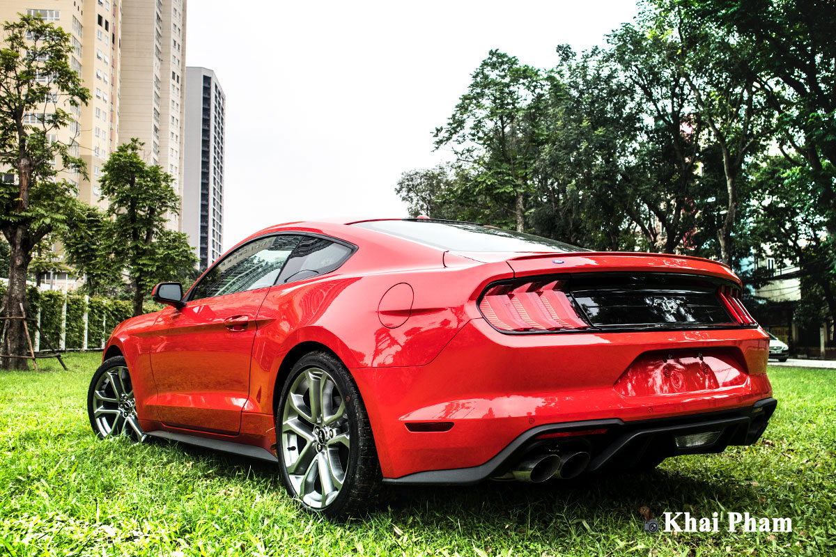 Ảnh chụp thân xe Ford Mustang 2020