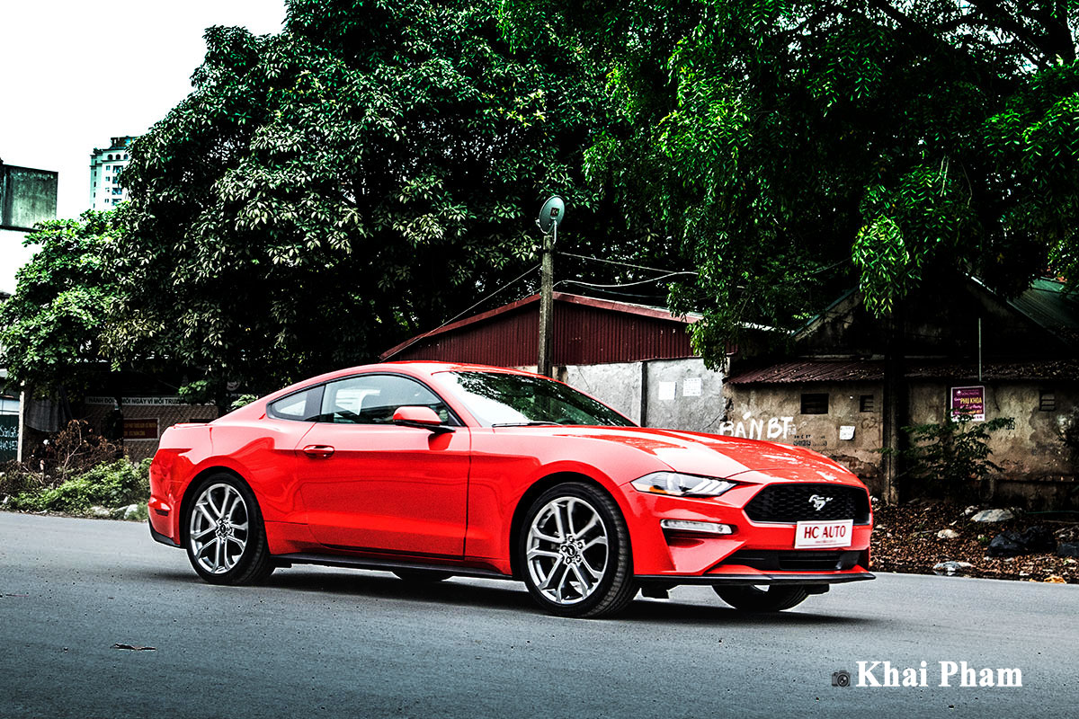 Ảnh chụp trước xe Ford Mustang 2020 đang chạy