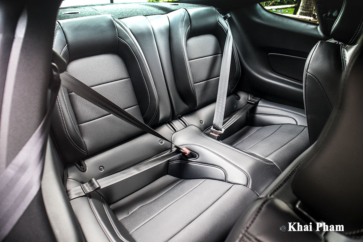 Ảnh ghế sau xe Ford Mustang 2020