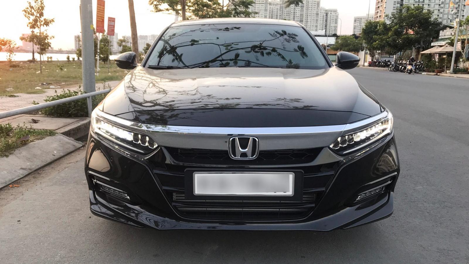Phần đầu xe Accord.