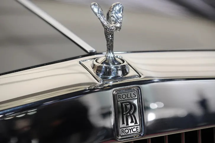 Logo xe ô tô Rolls-Royce quen thuộc.