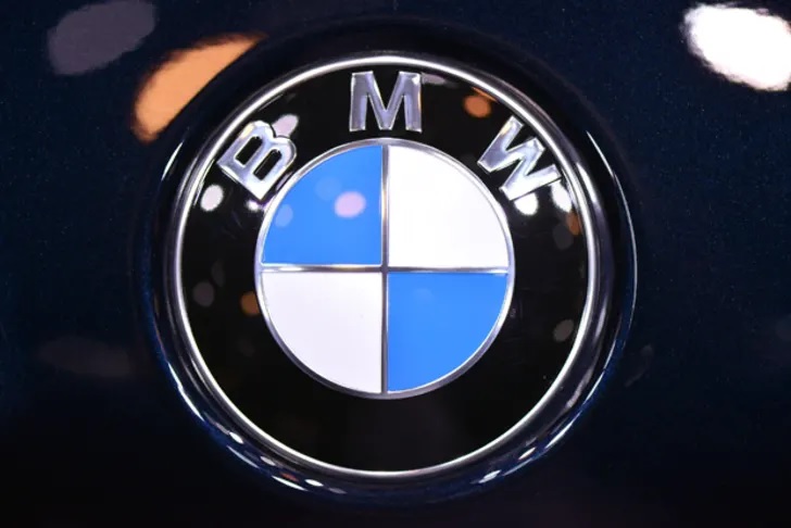 Logo xe ô tô BMW mang hàm ý đơn thuần màu cờ sắc áo.