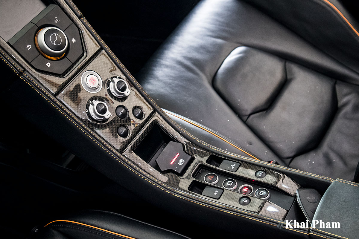Ảnh bảng điều khiển xe McLaren 650S Spider từng của Minh Nhựa