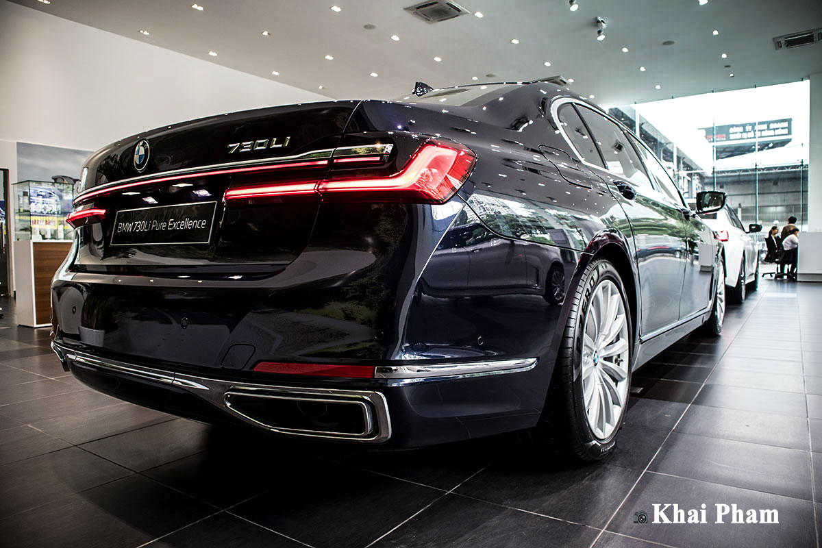 Ảnh chính diện đuôi xe BMW 730Li Pure Excellence 2020