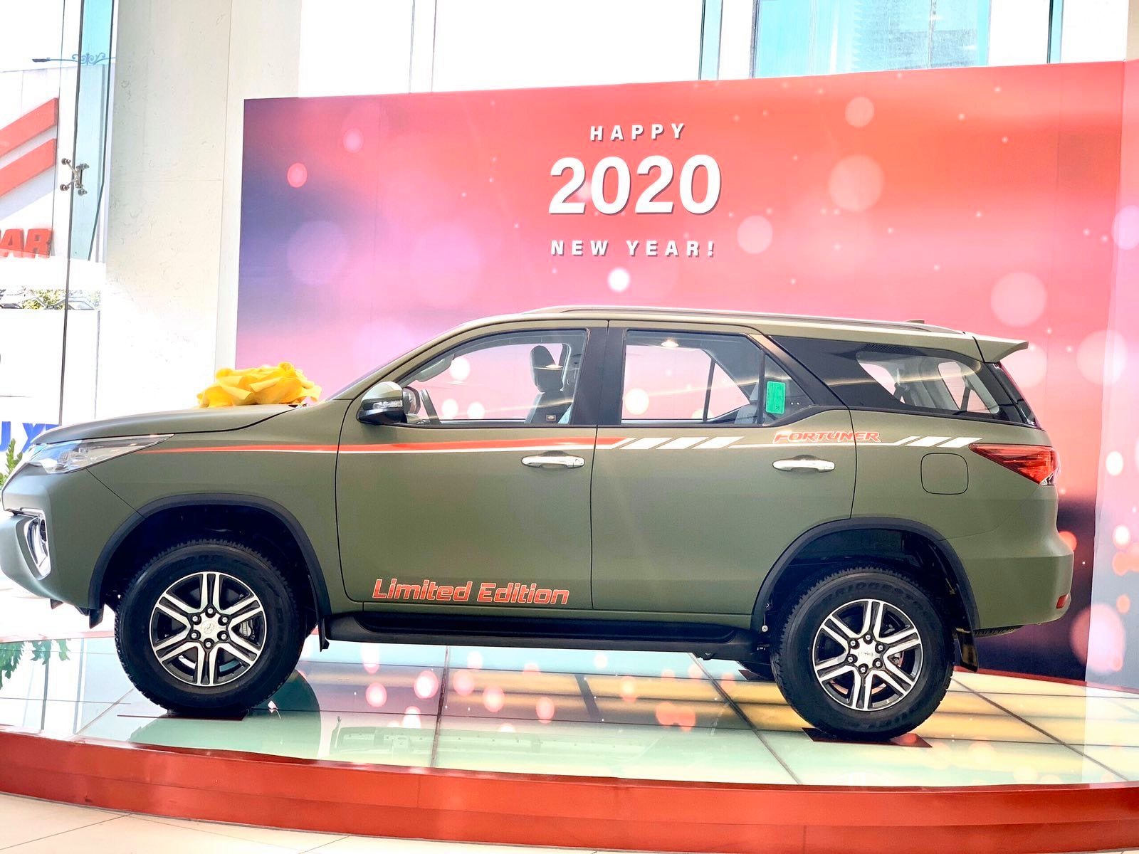 Toyota Fortuner màu xanh ngọc lục.