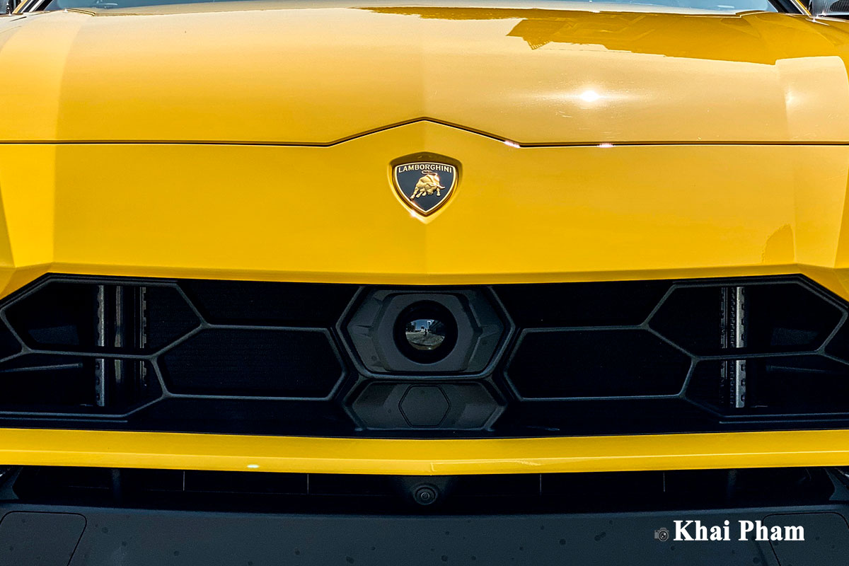 Ảnh mặt ca-lăng xe Lamborghini Urus full carbon vàng
