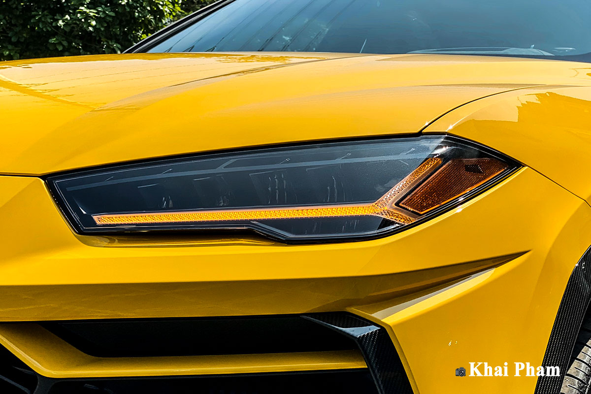 Ảnh đèn pha xe Lamborghini Urus full carbon vàng