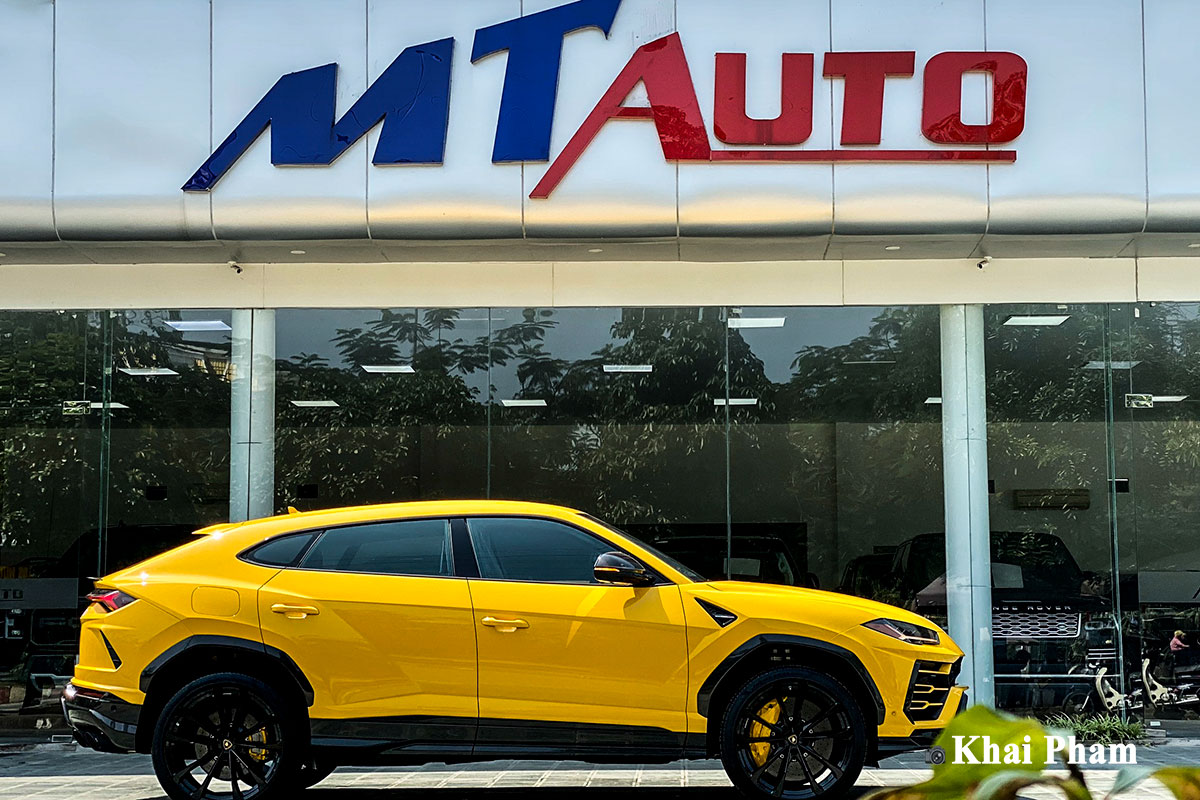 Ảnh thân xe Lamborghini Urus full carbon vàng