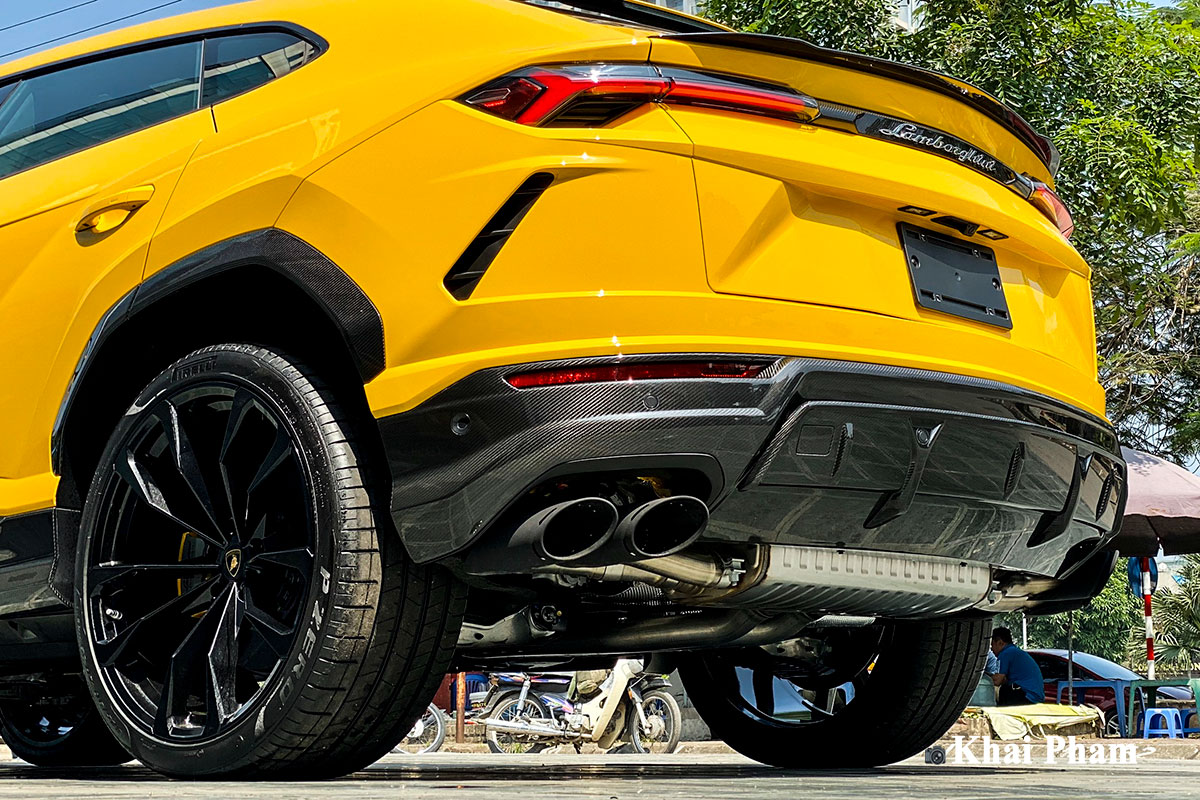 Ảnh đuôi xe Lamborghini Urus full carbon