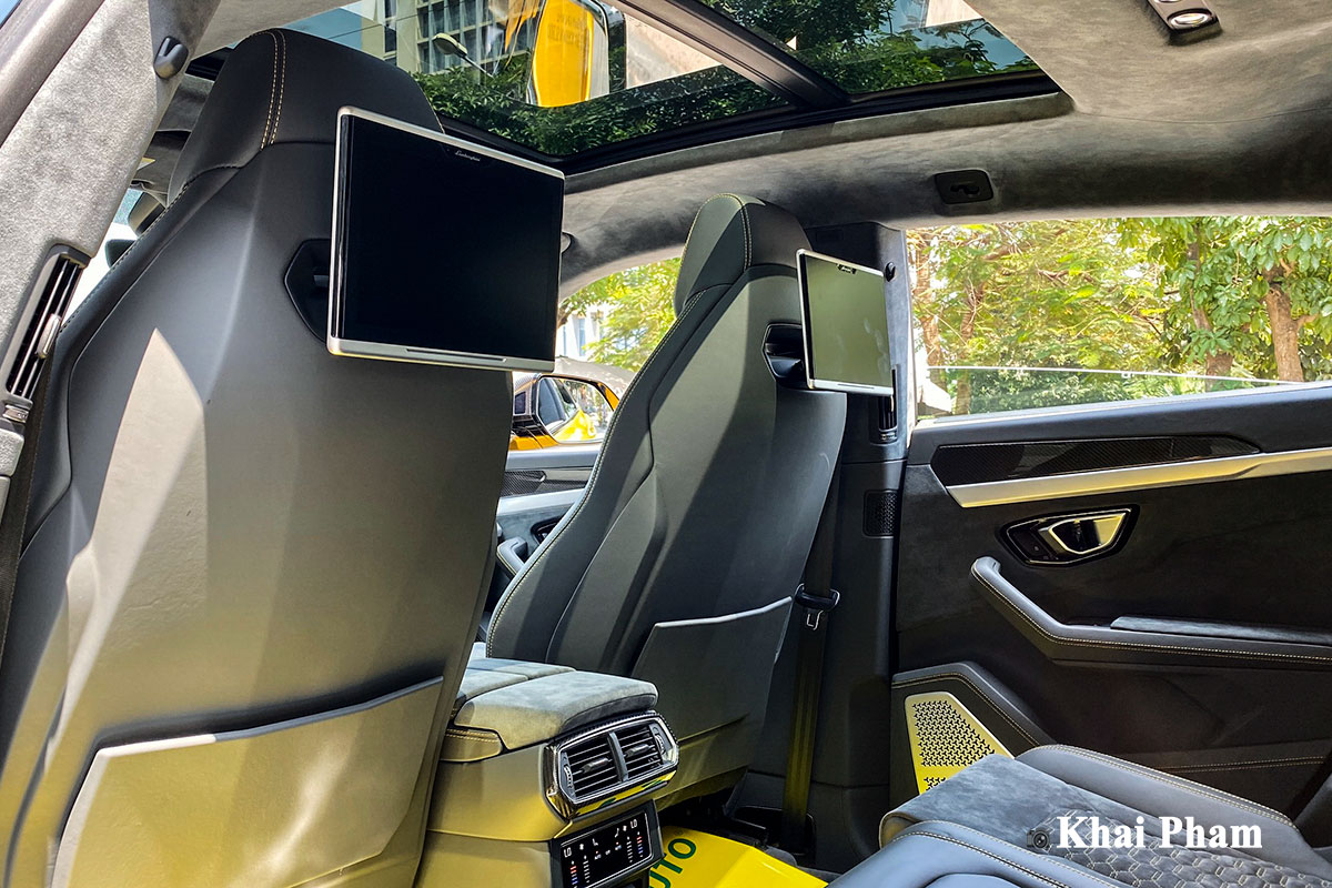 Ảnh màn hình sau xe Lamborghini Urus full carbon vàng
