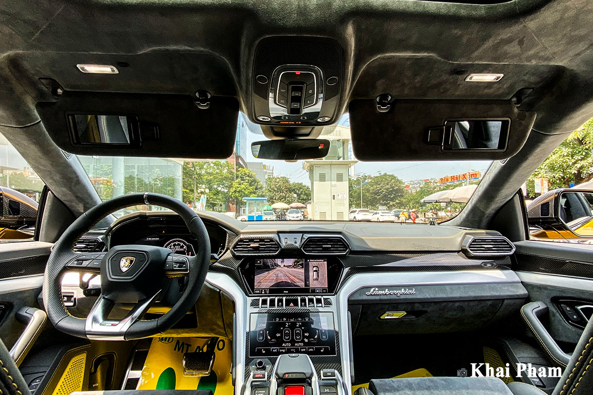 Ảnh khoang lái xe Lamborghini Urus full carbon vàng