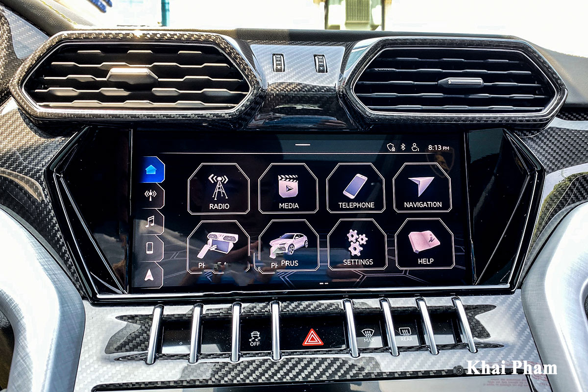 Ảnh màn hình xe Lamborghini Urus full carbon vàng