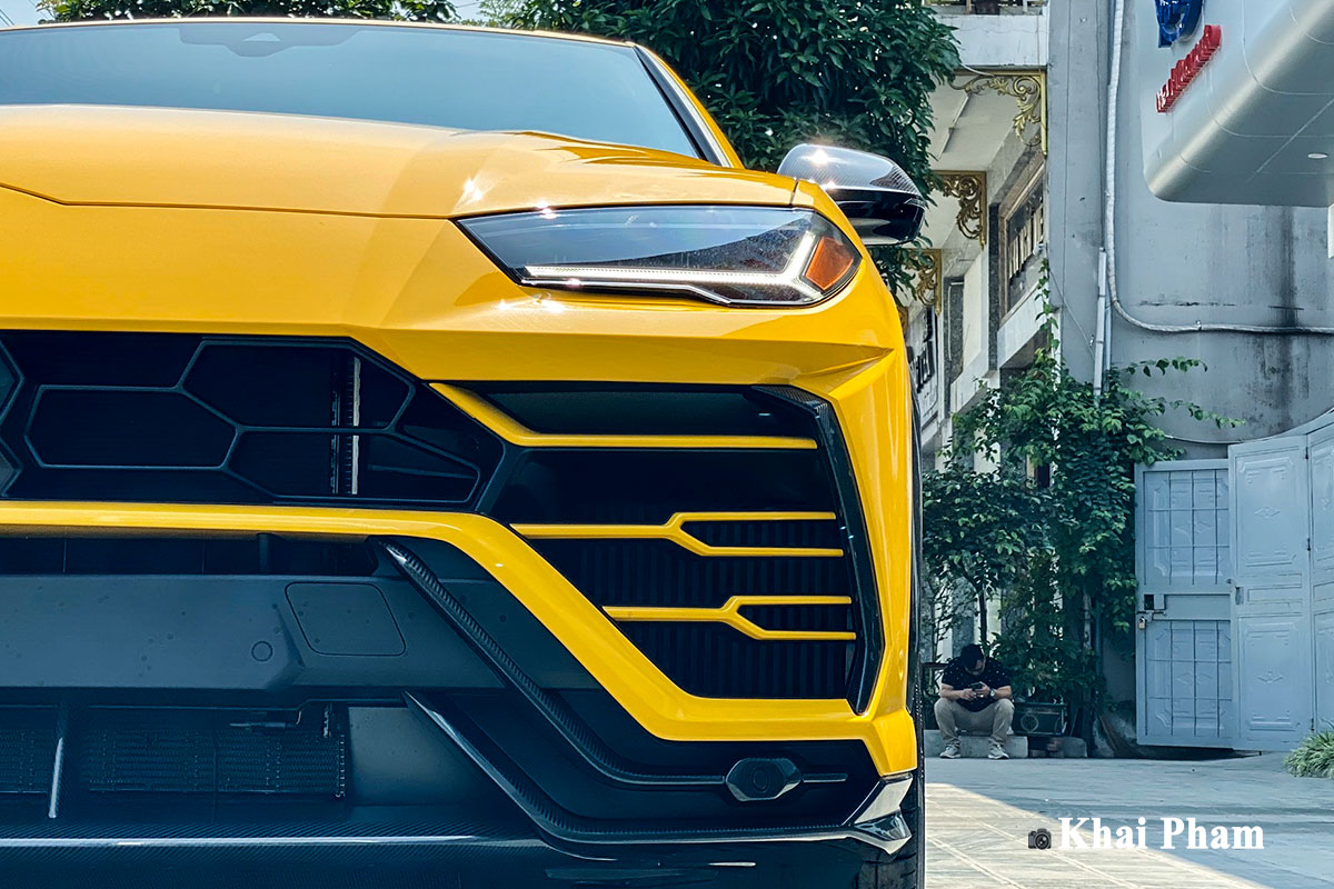 Ảnh trước đèn pha xe Lamborghini Urus full carbon vàng