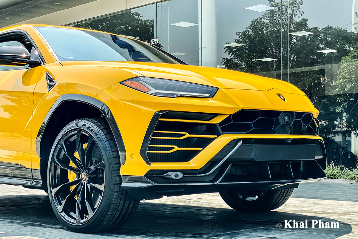 Ảnh đầu xe Lamborghini Urus full carbon vàng