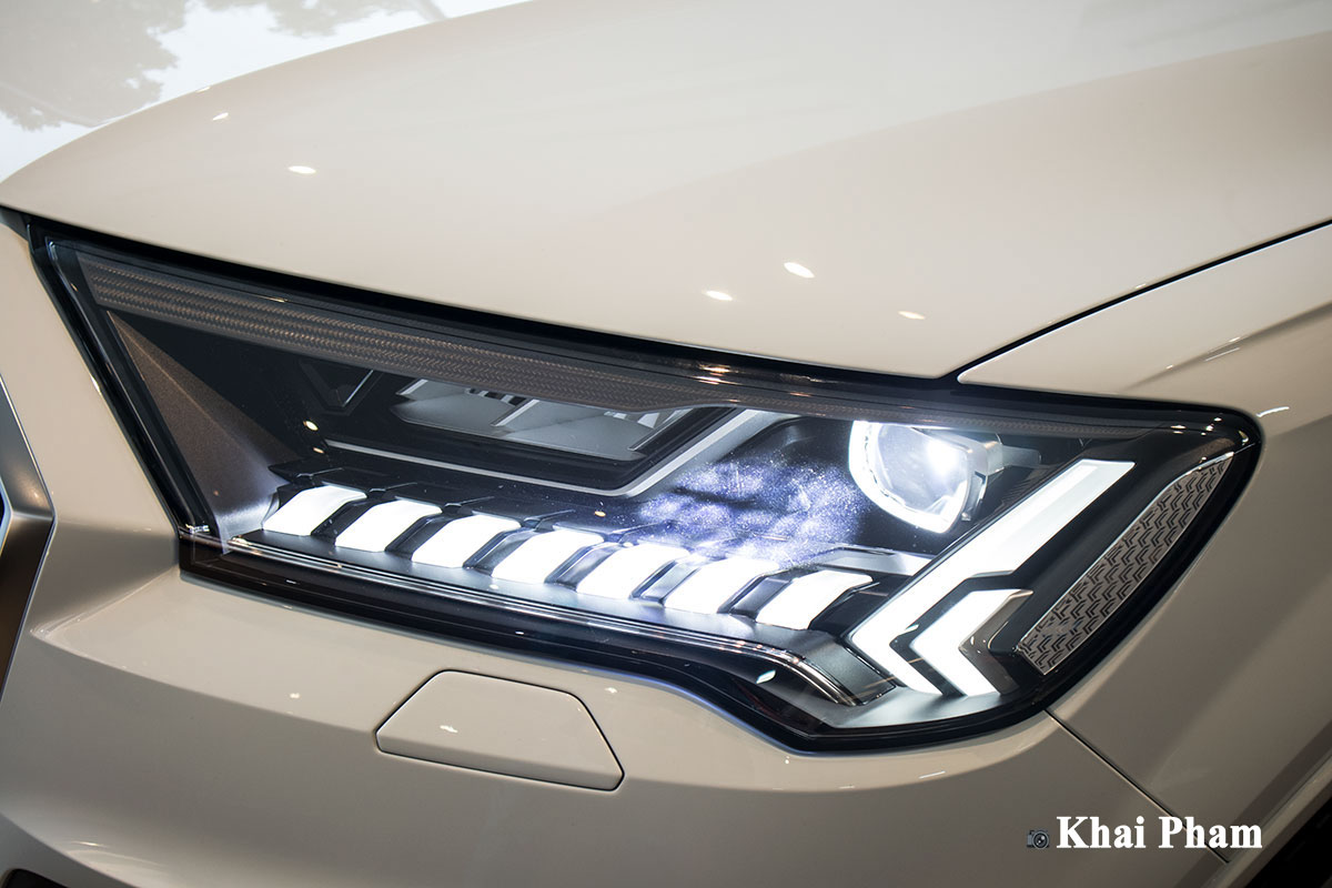 Ảnh đèn pha xe Audi Q7 2020 phải 