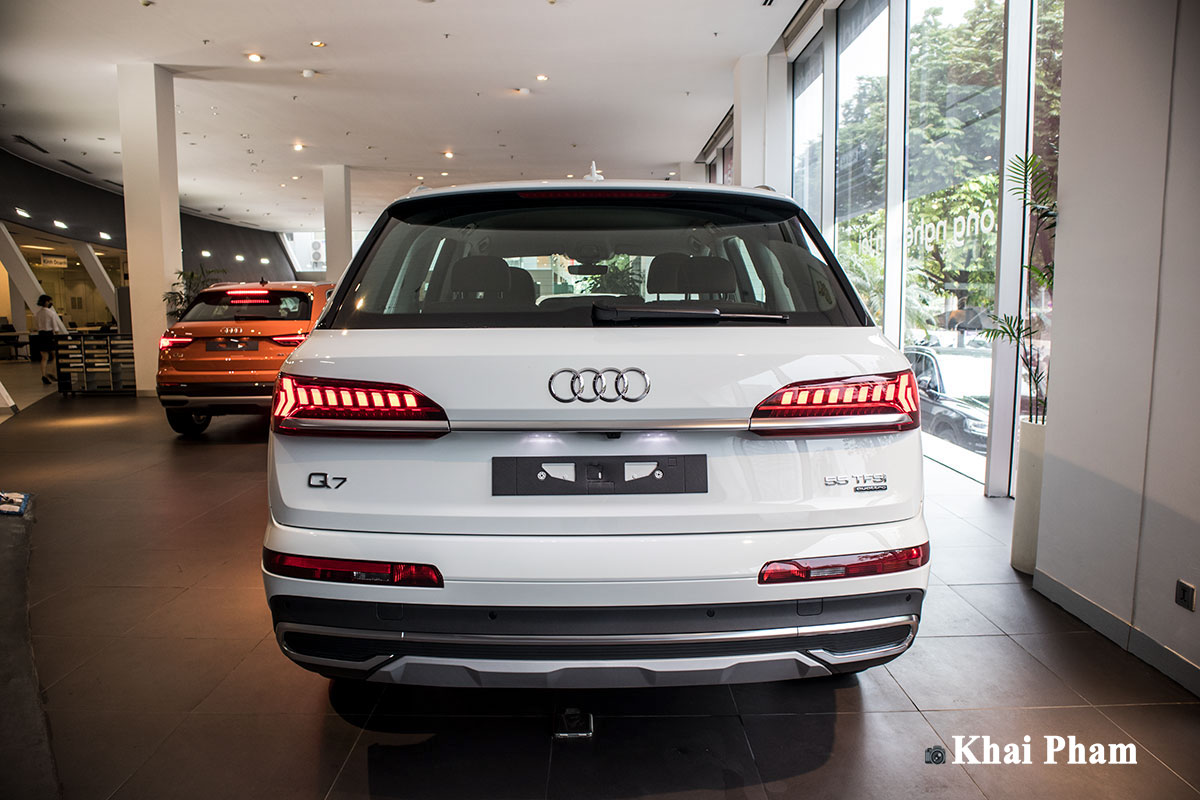 Ảnh đuôi xe Audi Q7 2020 DƯỚI THẤP