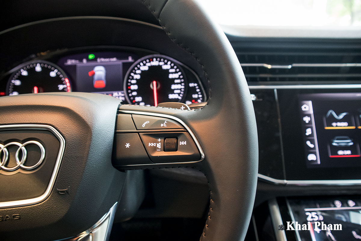 Ảnh tay lái xe Audi Q7 2020 1