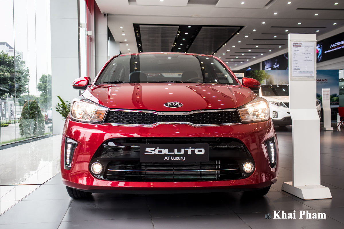 Ảnh chính diện đầu xe Kia Soluto AT Luxury 2020 bên trái