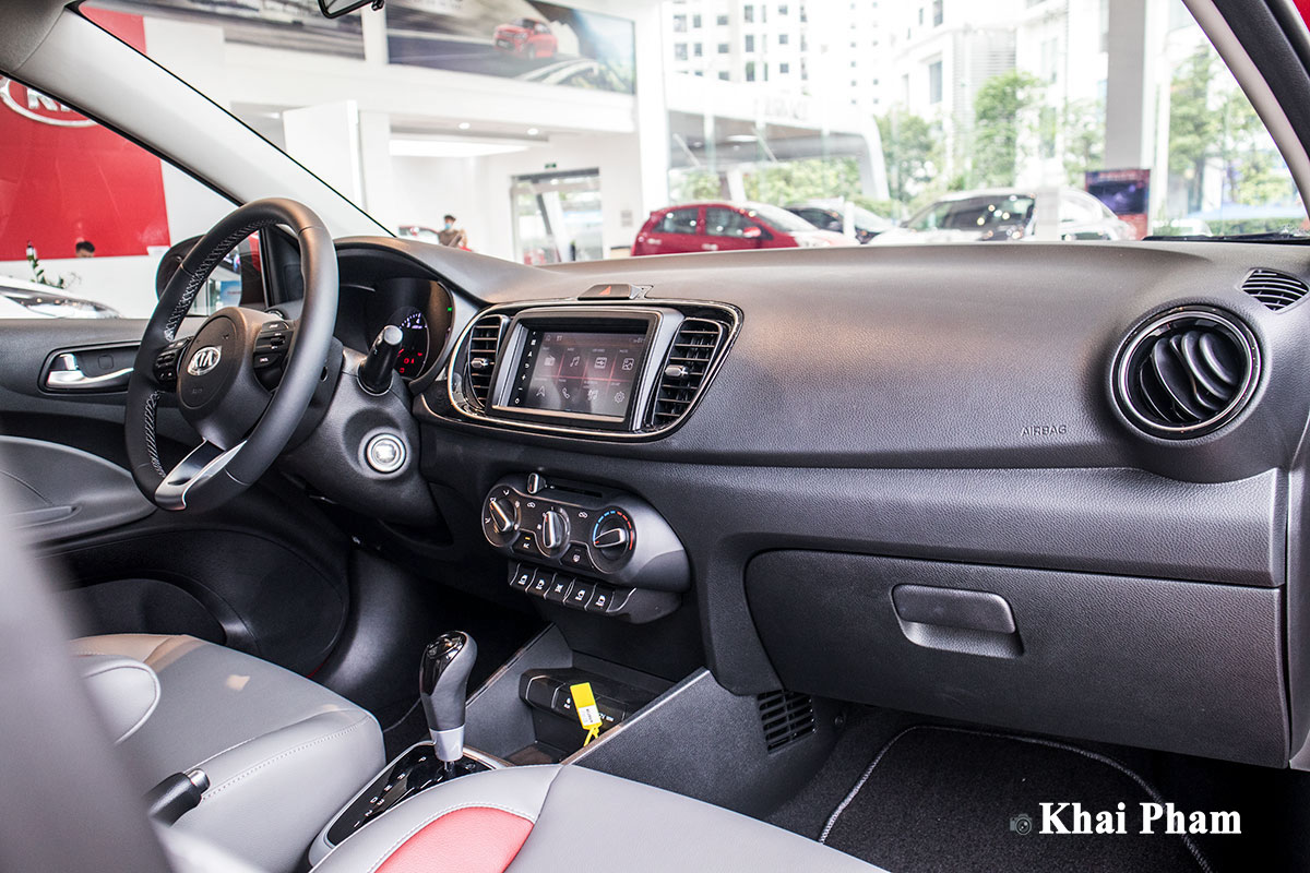 Ảnh khoang lái xe Kia Soluto AT Luxury 2020 