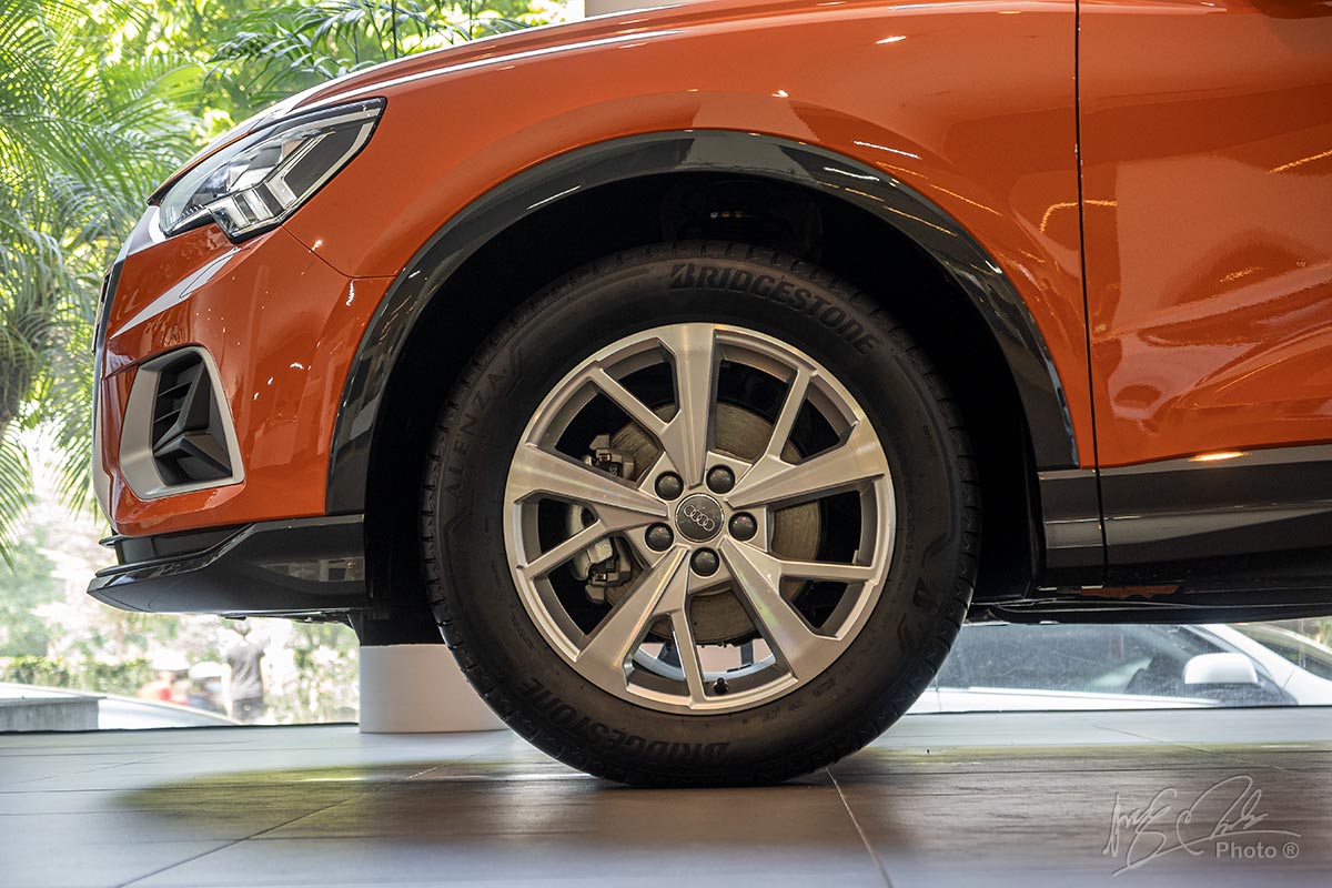 Đánh giá xe Audi Q3 2020: La-zăng 18 inch 5 chấu kép tiêu chuẩn Đánh giá xe Audi Q3 2020: La-zăng 18 inch 5 chấu kép tiêu chuẩn.