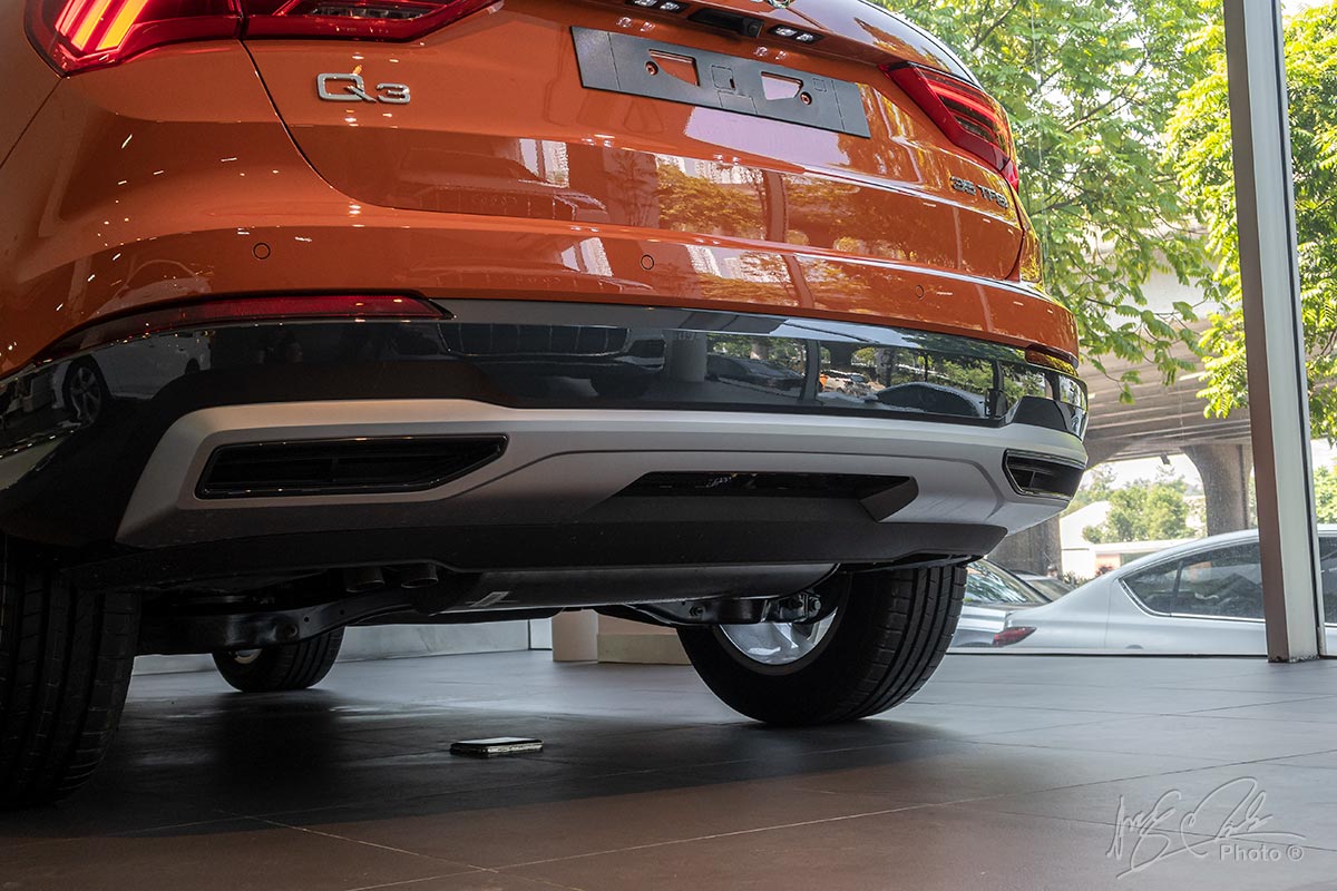 Đánh giá xe Audi Q3 2020: Ống xả giả được tạo hình rất ấn tượng.