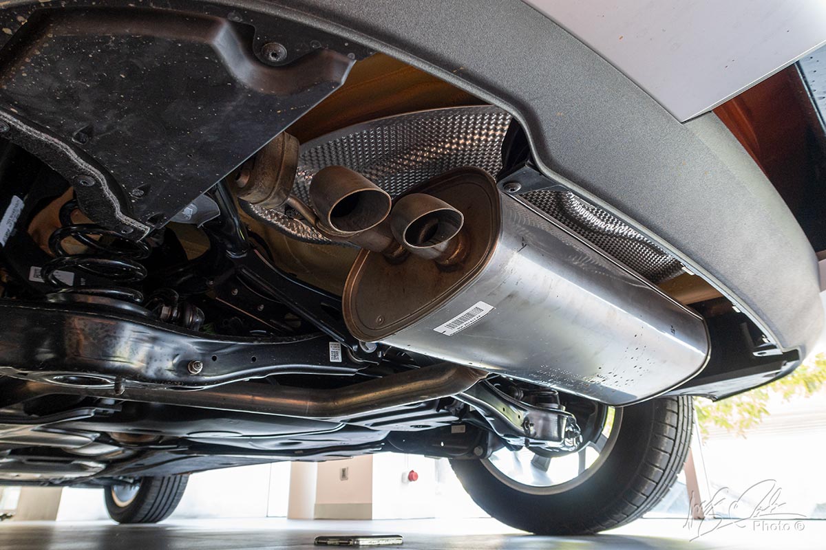Đánh giá xe Audi Q3 2020: Ống xả thật sẽ đặt ẩn phía dưới gầm xe.