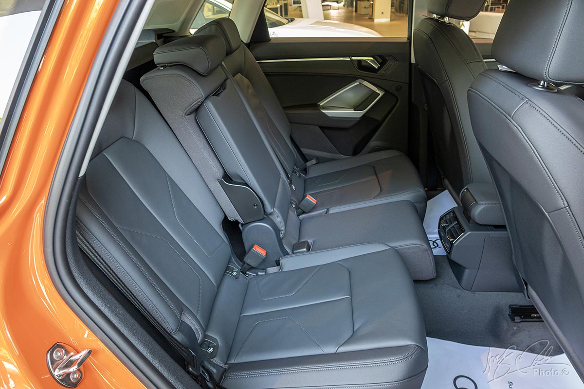 Đánh giá xe Audi Q3 2020: Hàng ghế sau cho phép dịch chuyển tiến lùi 150 mm.