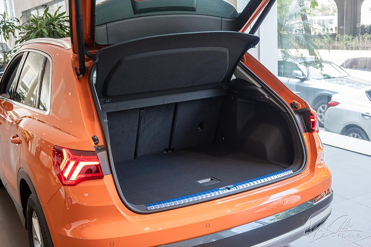 Đánh giá xe Audi Q3 2020: Khoang hành lý khá khiêm tốn.