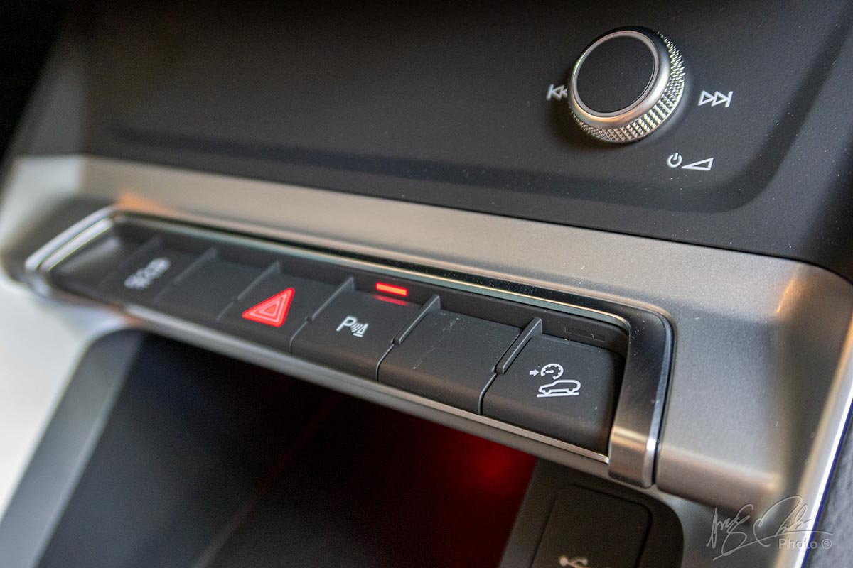 Đánh giá xe Audi Q3 2020: Hệ thống hỗ trợ xuống dốc.
